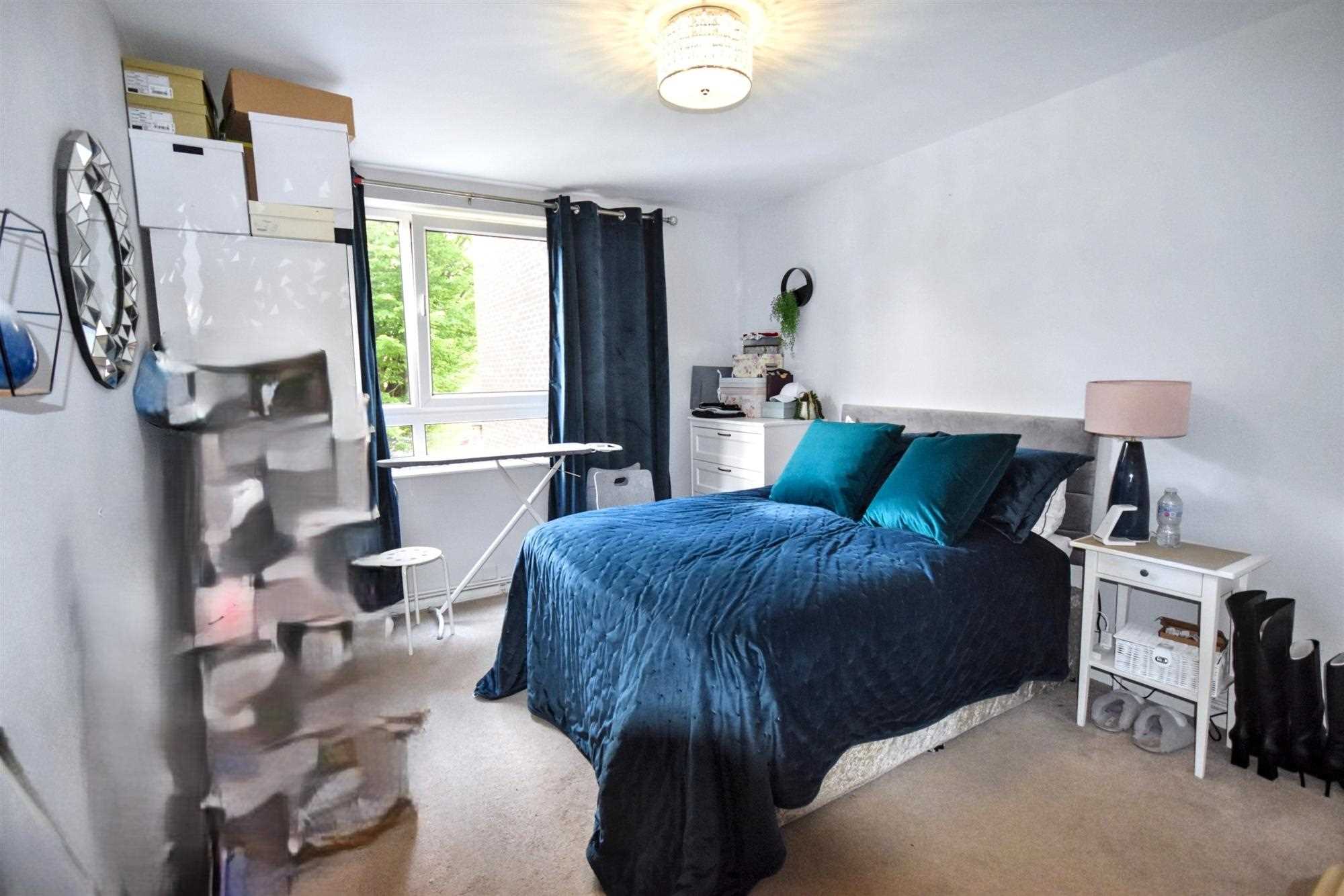 Salisbury Court - Picture 4