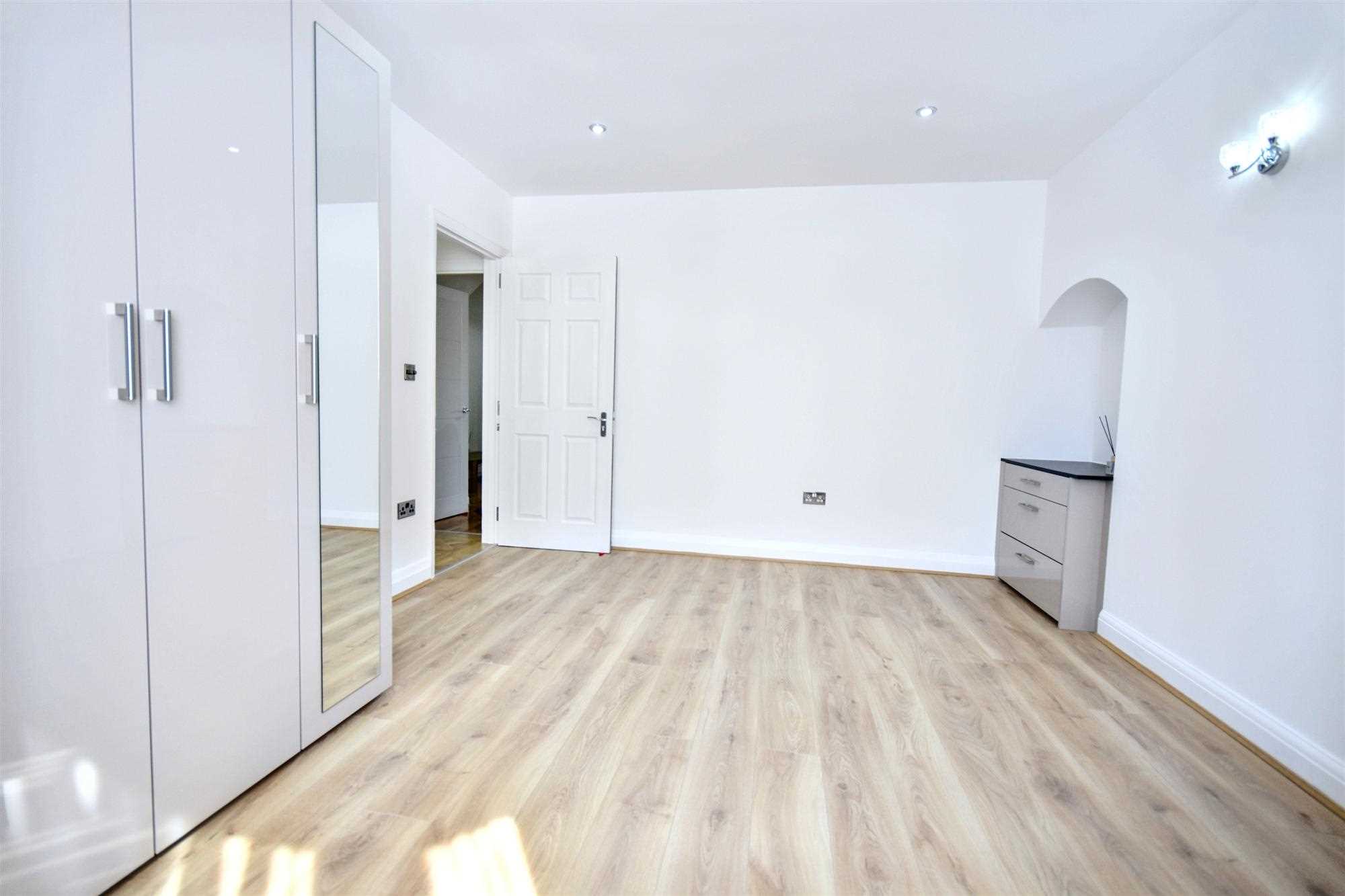 Court Way - Picture 8