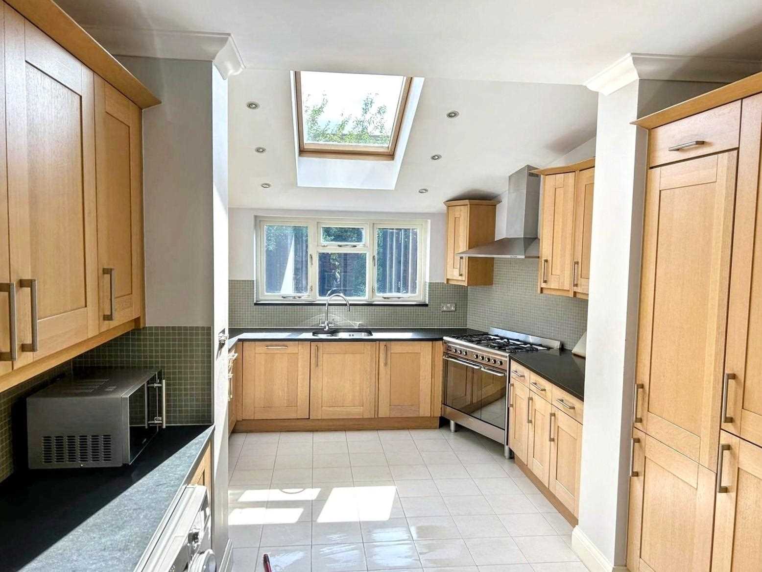 Prebend Gardens - Picture 16