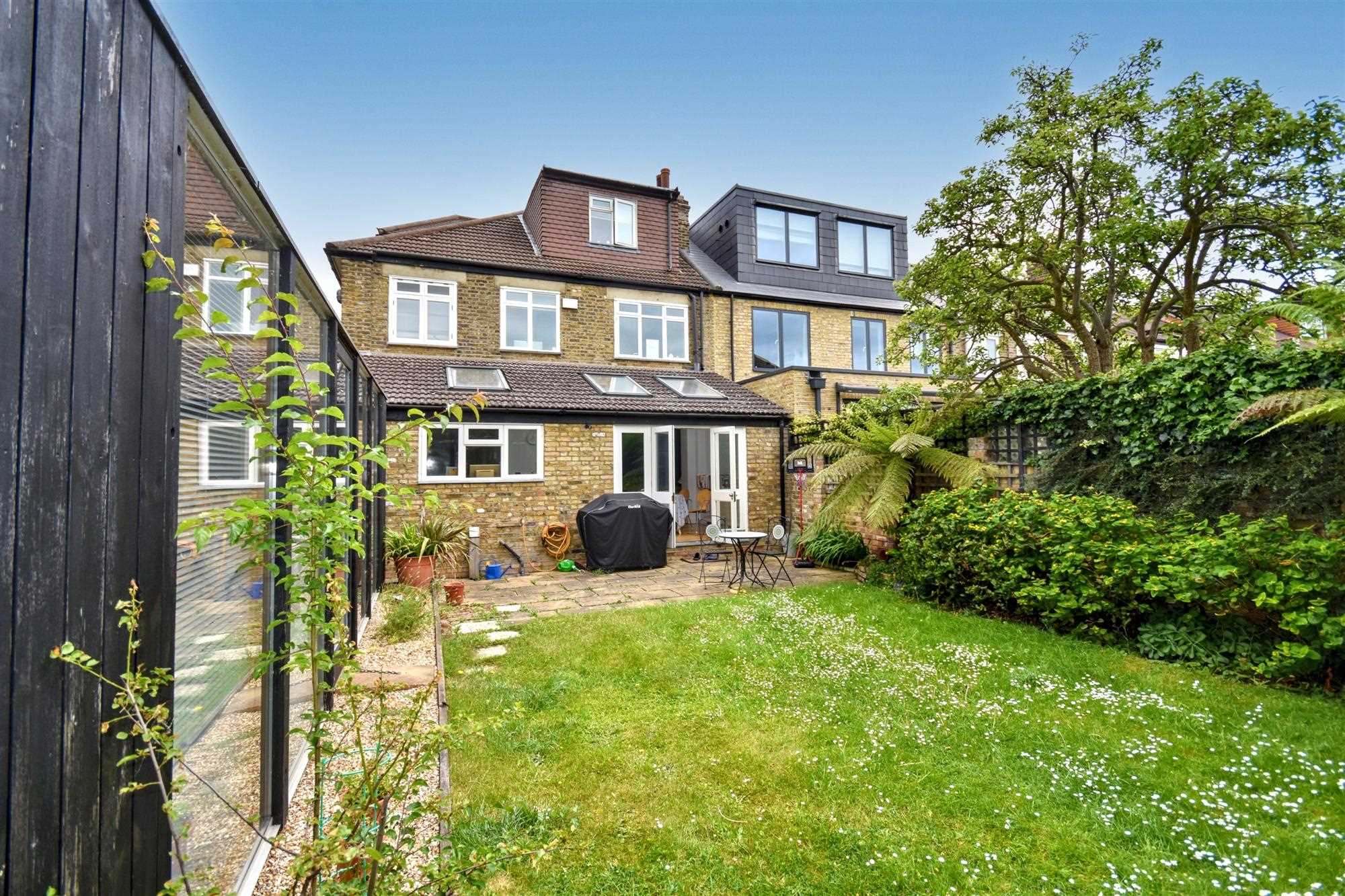 Prebend Gardens - Picture 29
