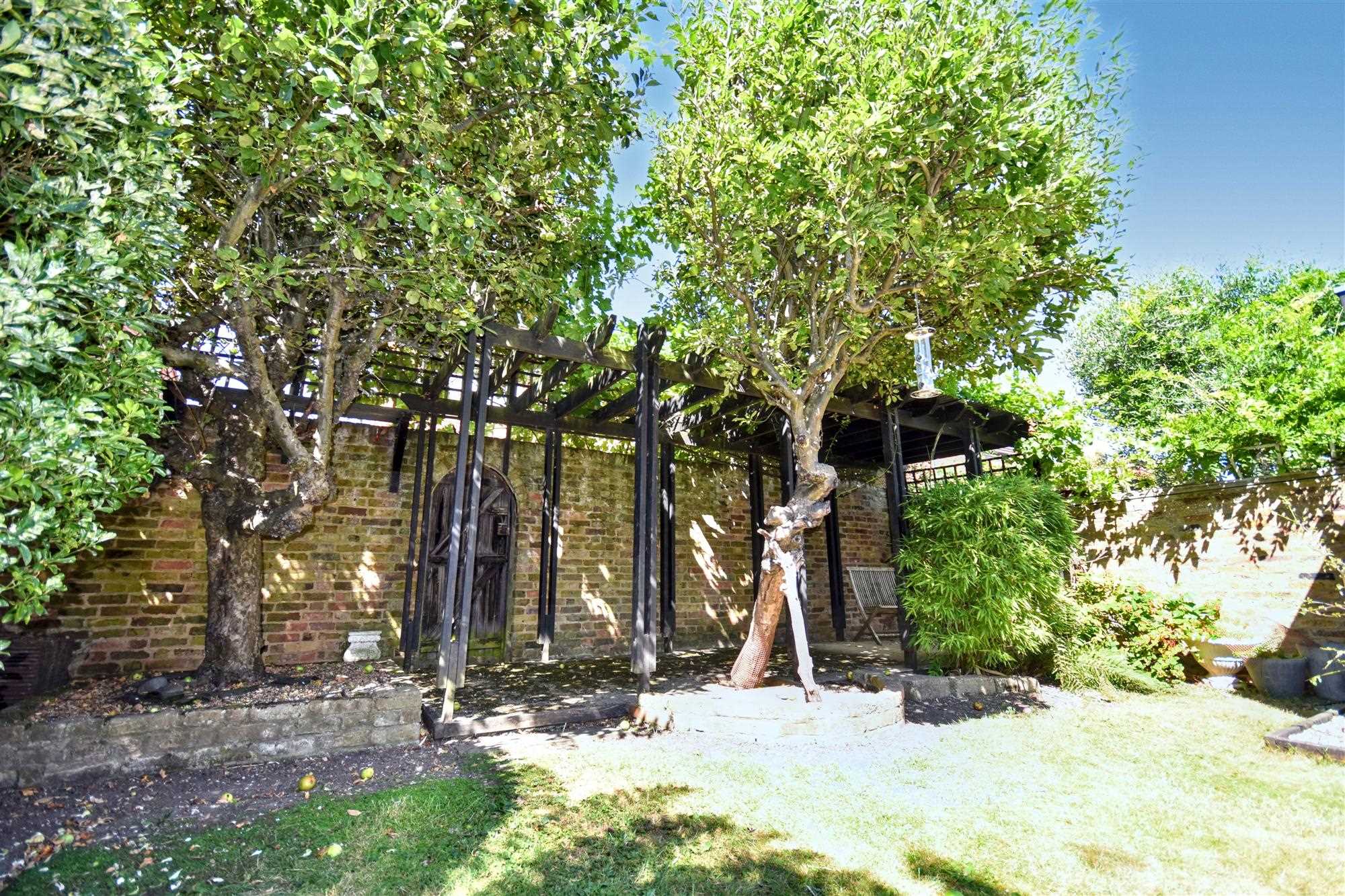 Prebend Gardens - Picture 28