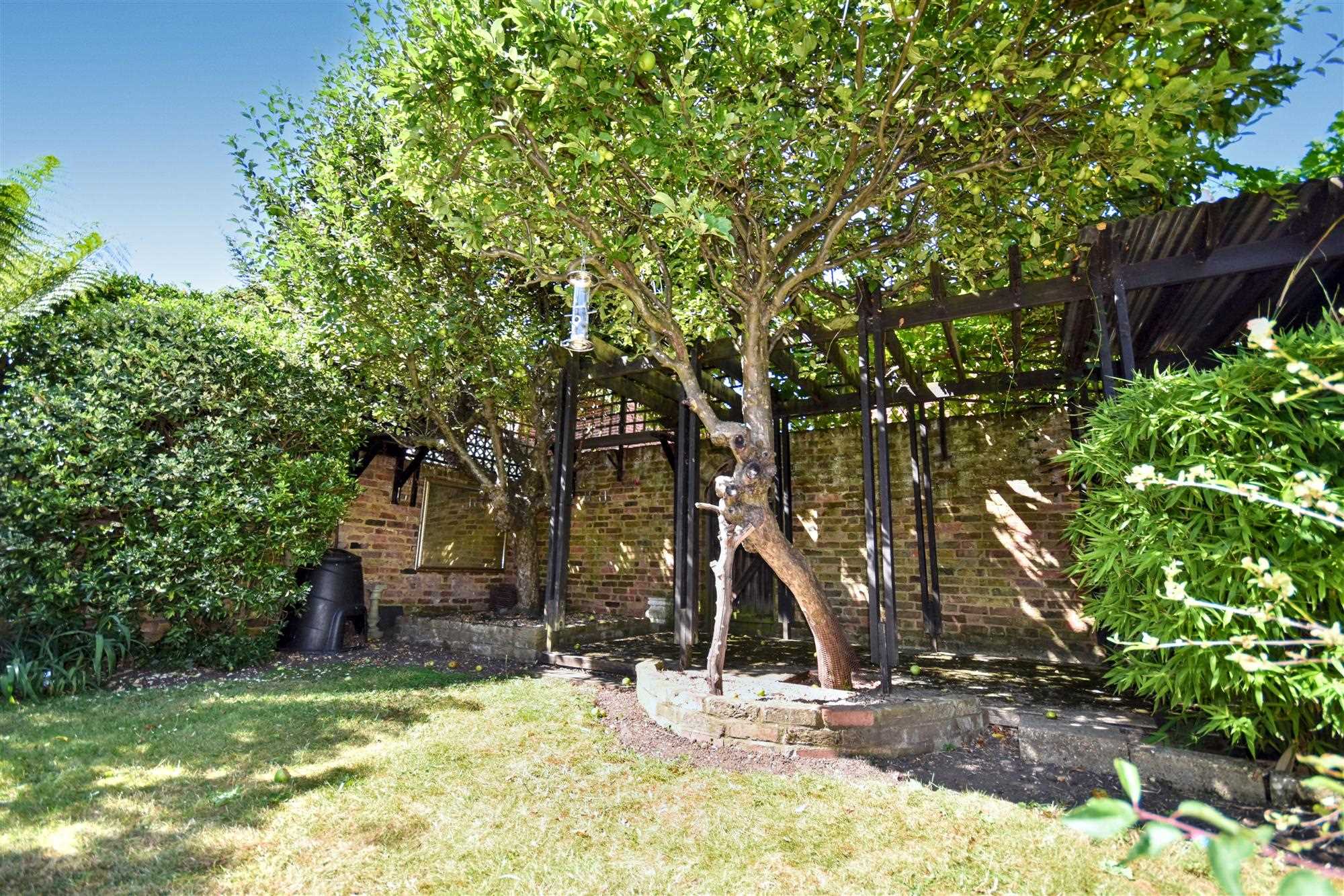 Prebend Gardens - Picture 30