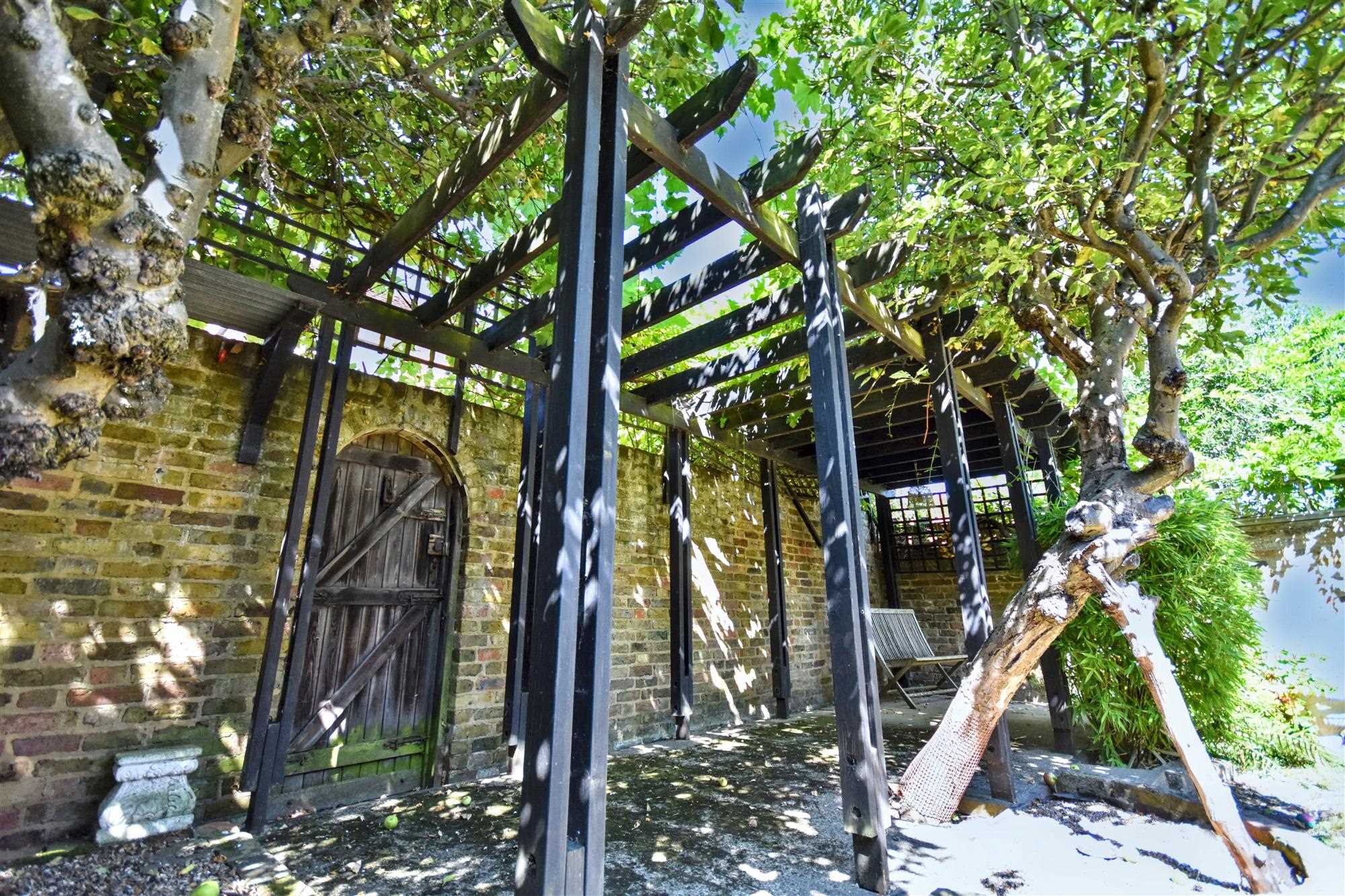 Prebend Gardens - Picture 27