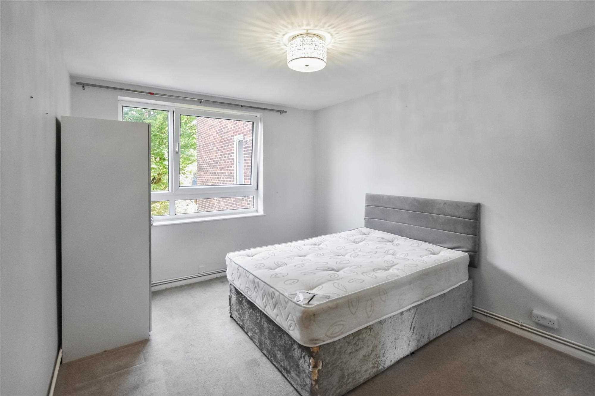 Salisbury Court - Picture 3