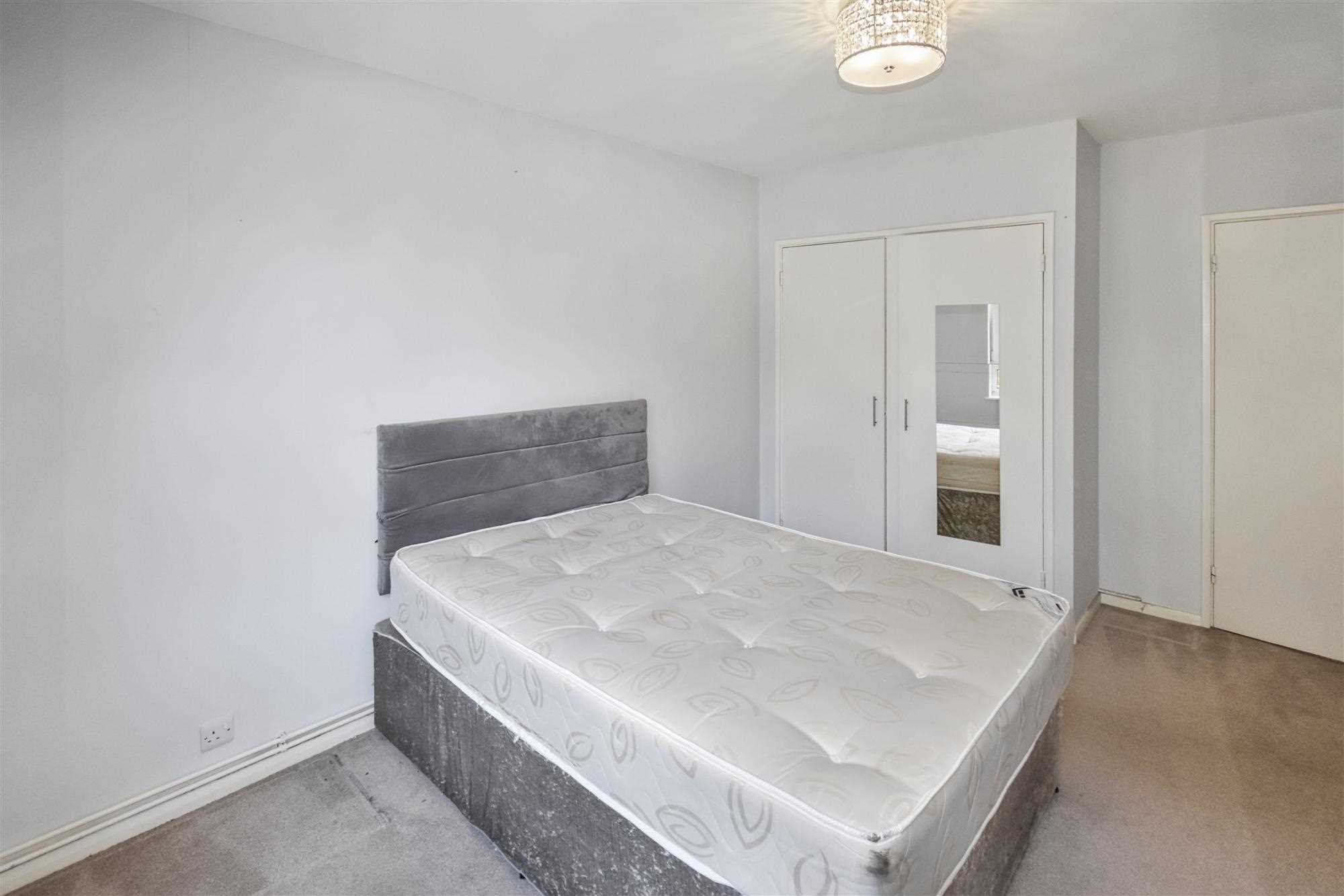 Salisbury Court - Picture 7