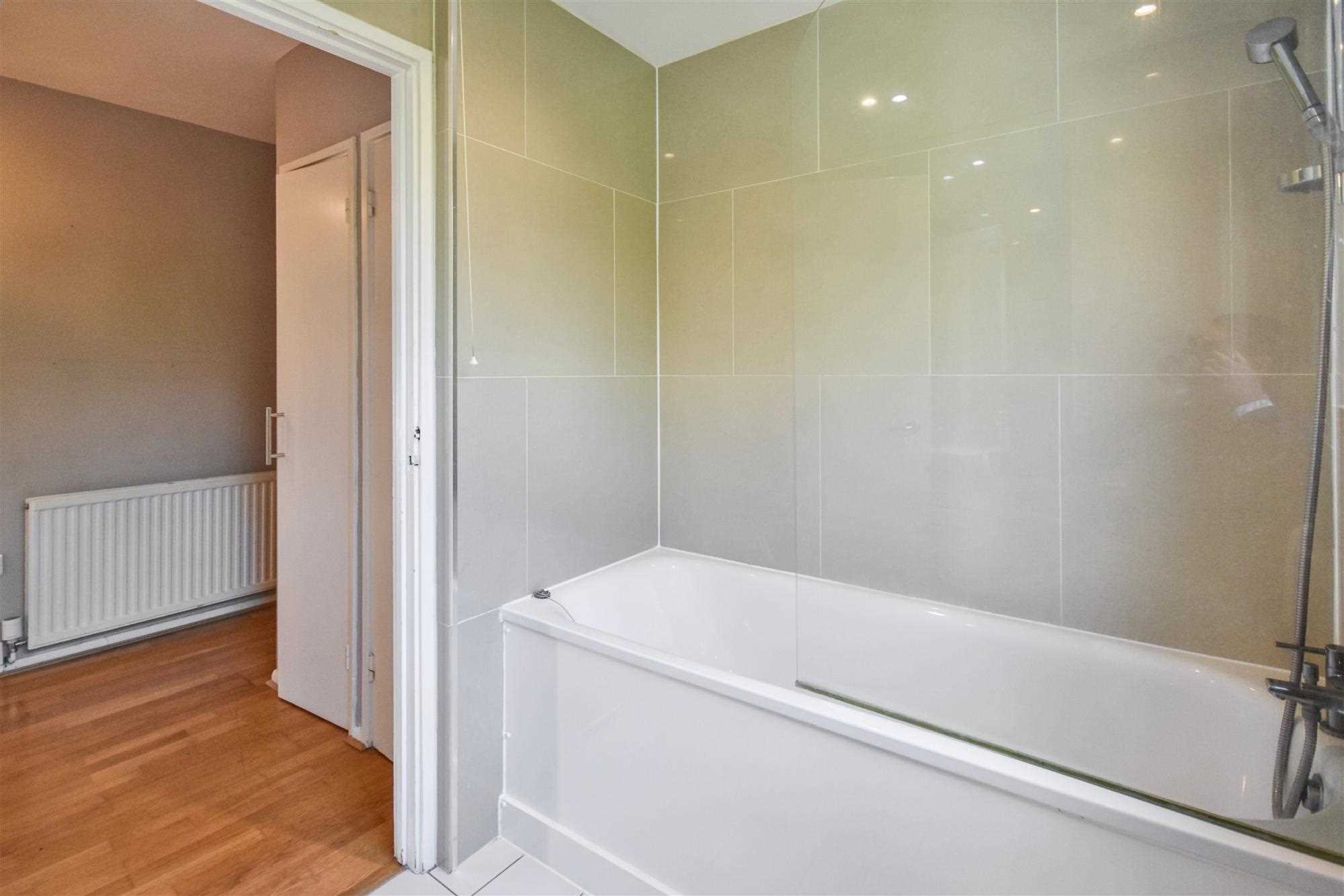 Salisbury Court - Picture 10