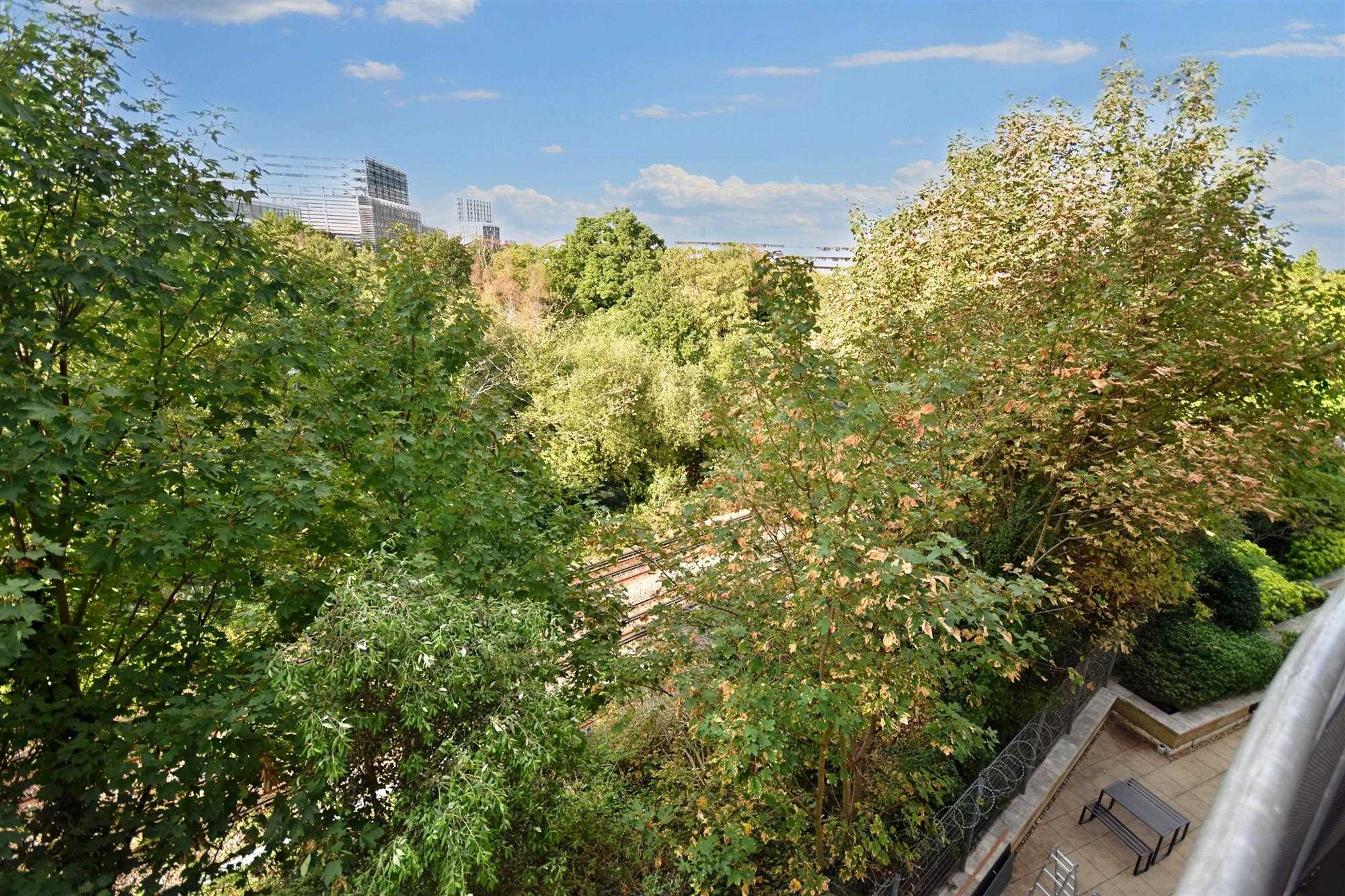 Chiswick High Road - Picture 10