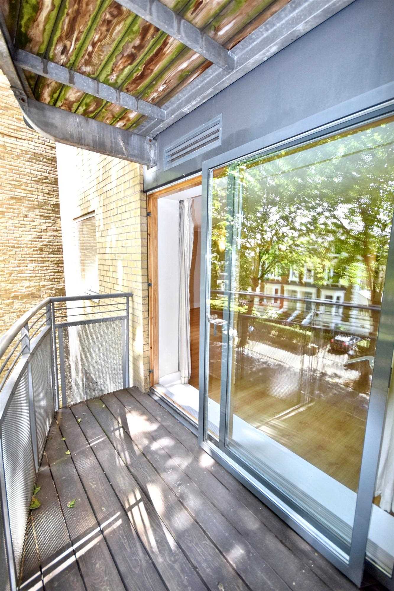 Chiswick High Road - Picture 12