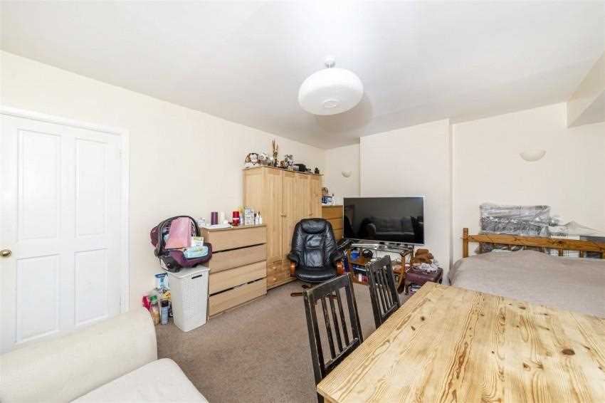 Cavendish Avenue - Picture 12