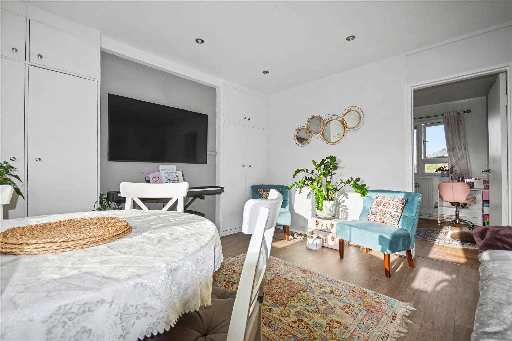 Thames Road - Picture 3