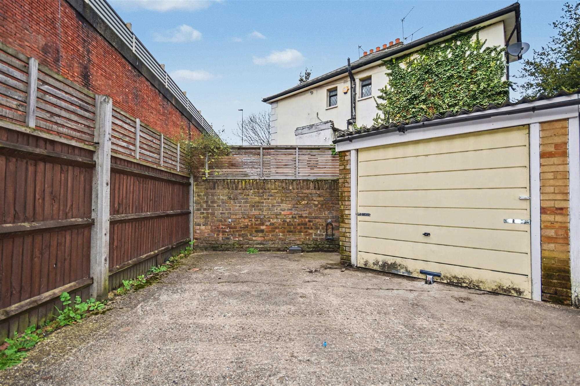 Oxbridge Court - Picture 3