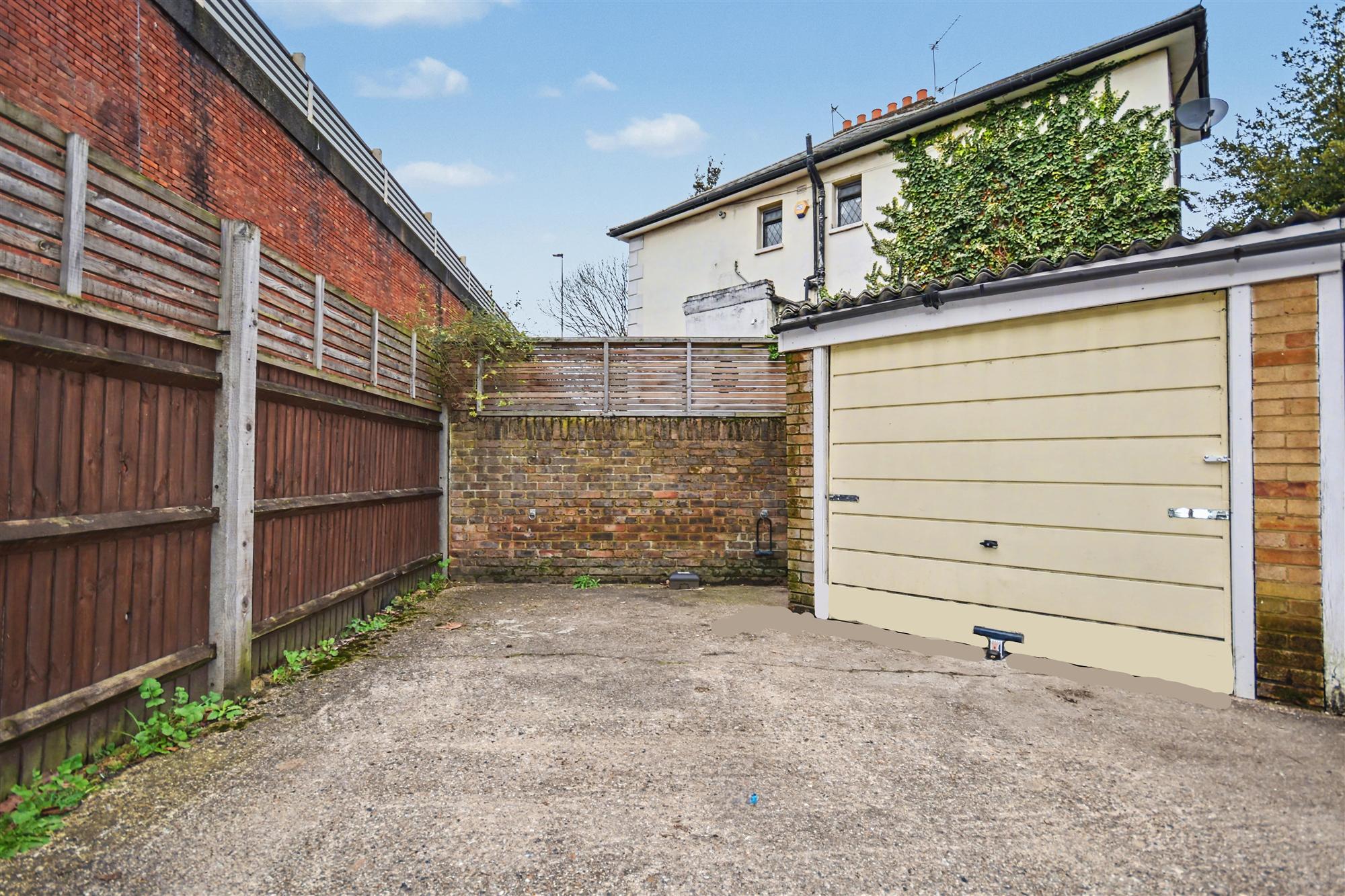 Oxbridge Court - Picture 1