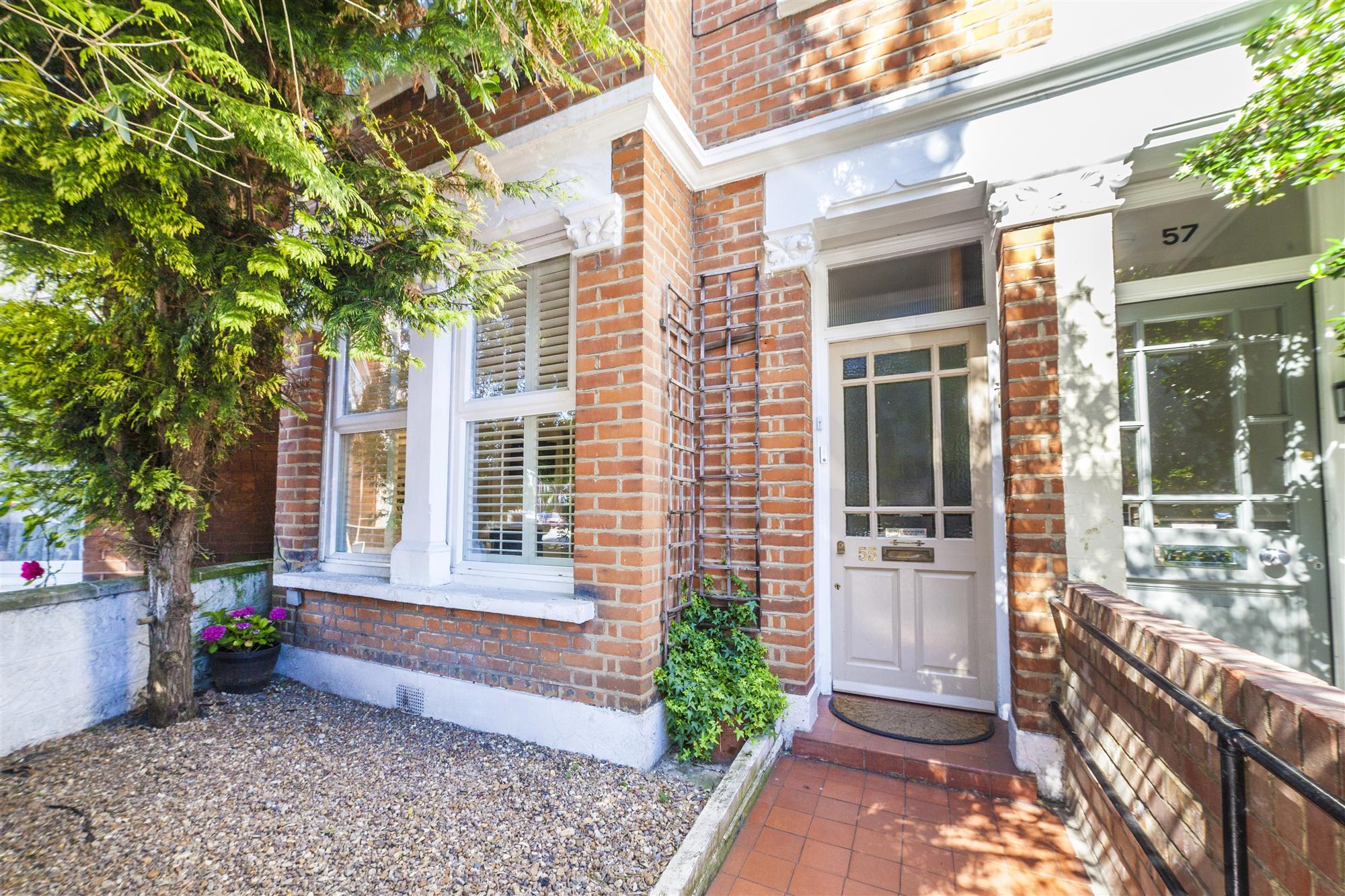 Ivy Crescent - Picture 1
