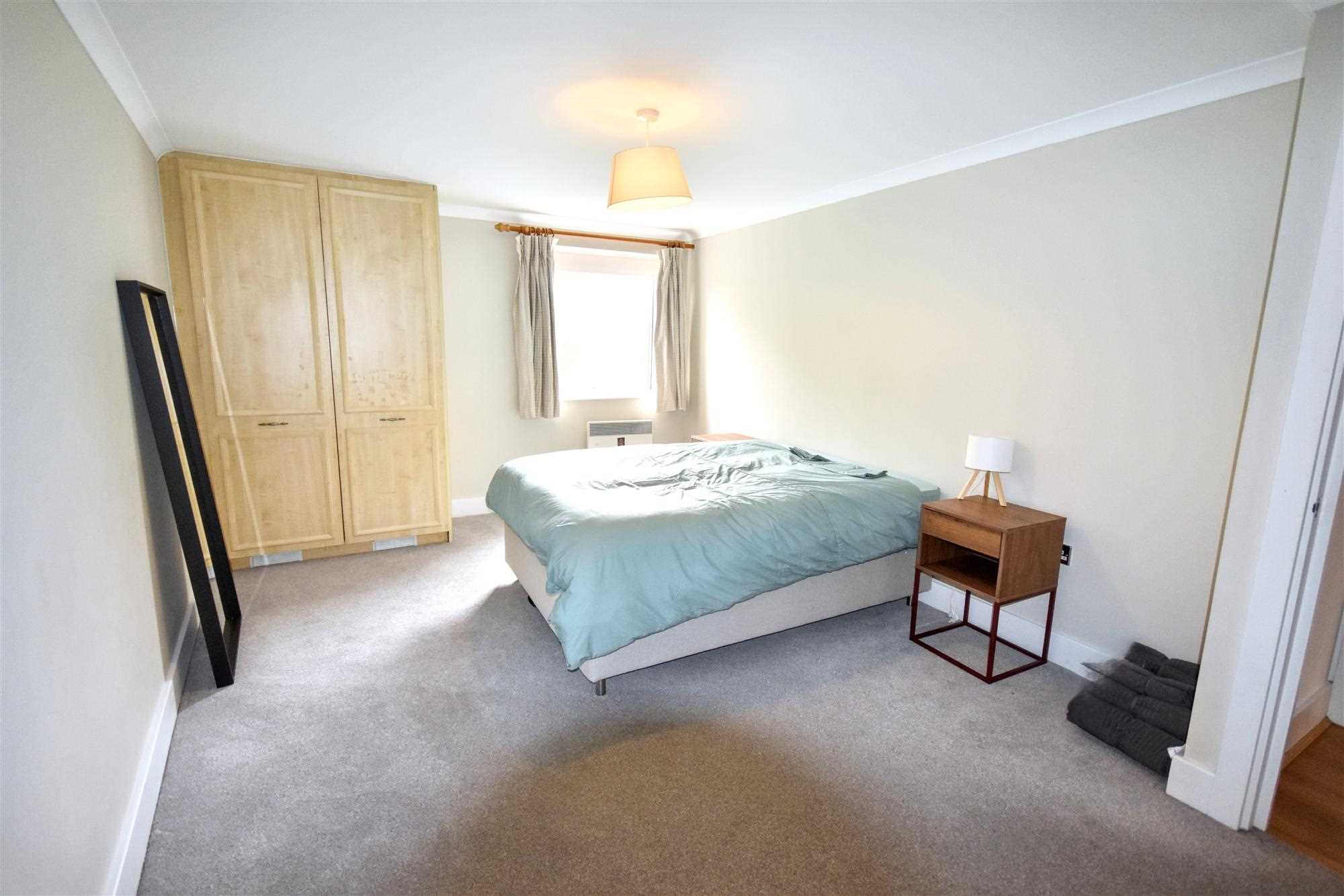 Chiswick High Road - Picture 5