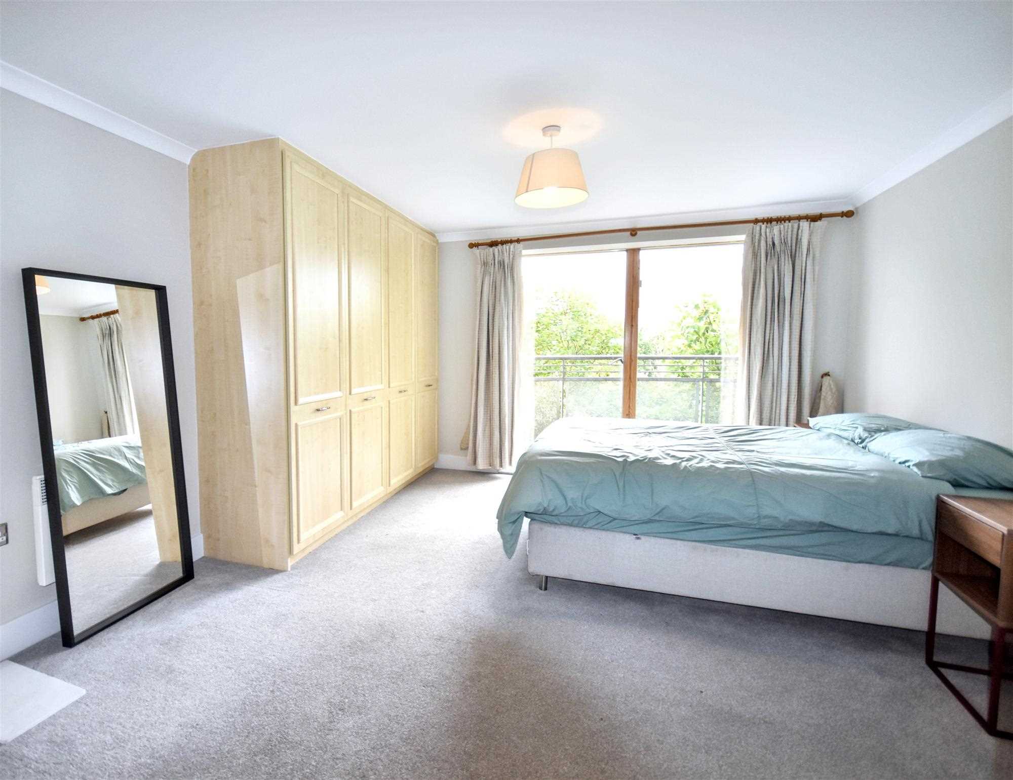 Chiswick High Road - Picture 4