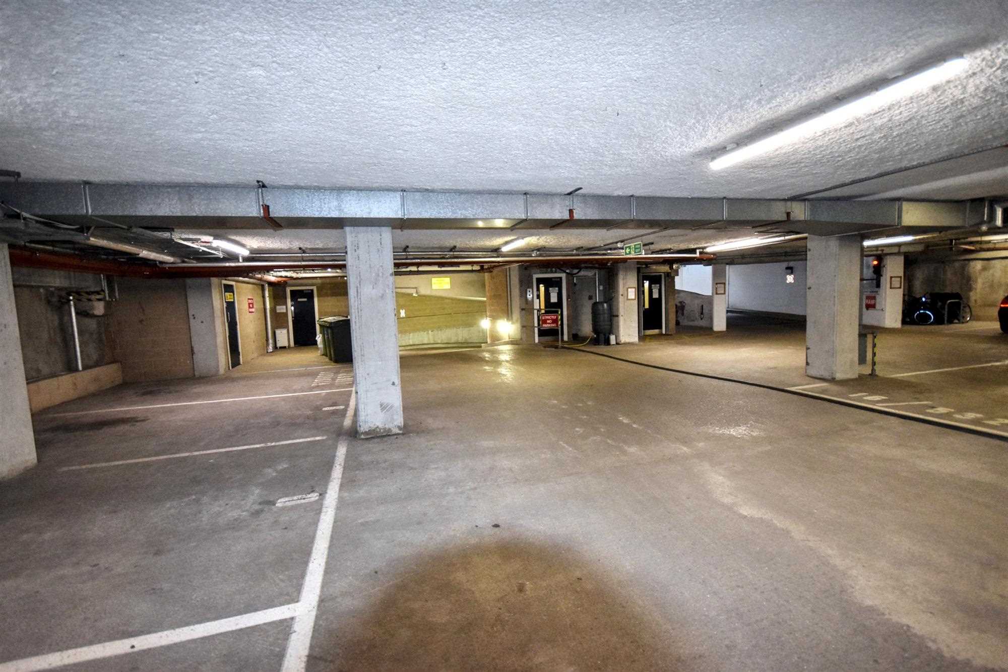 Chiswick High Road - Picture 13